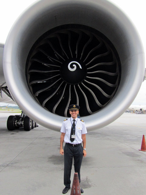 777 Engine: Mostafa gives some scale to the "monster" 777 engine.